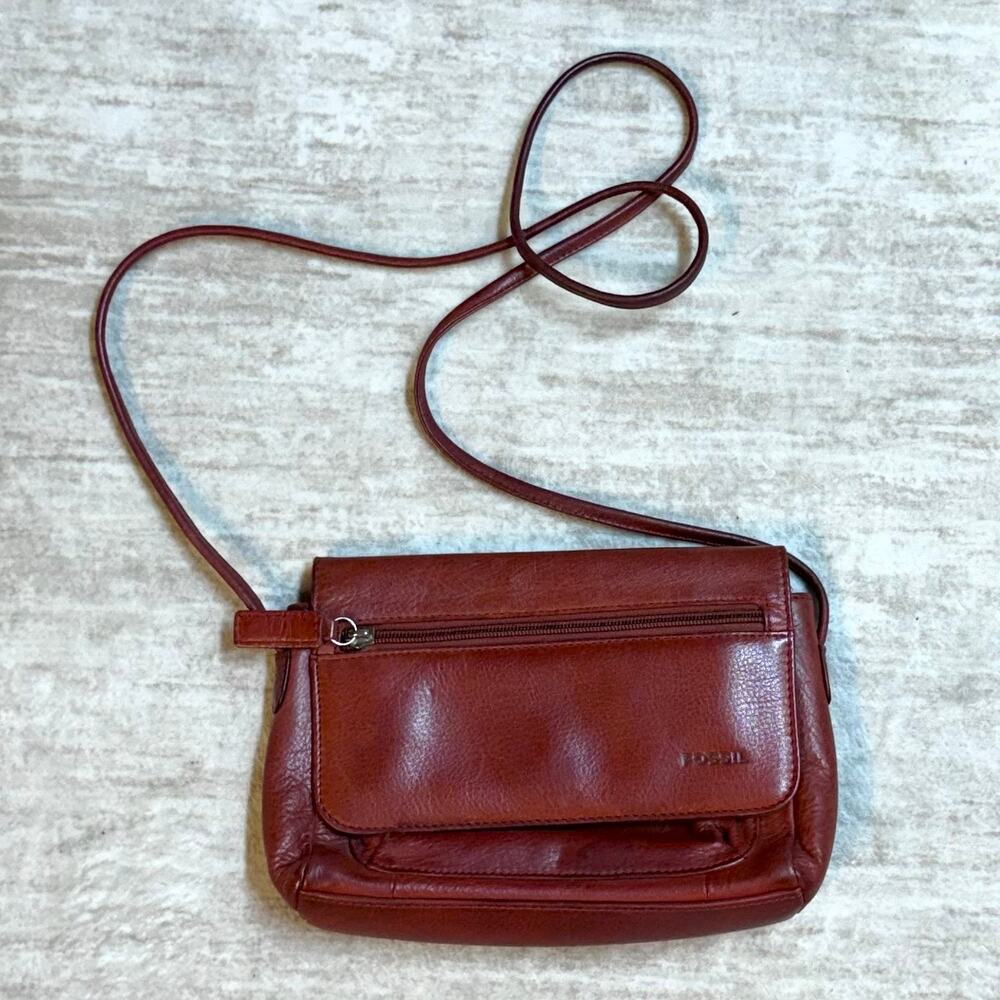 Fossil Women’s Red Leather Small Crossbody Purse Compartment Zipper Retro Travel